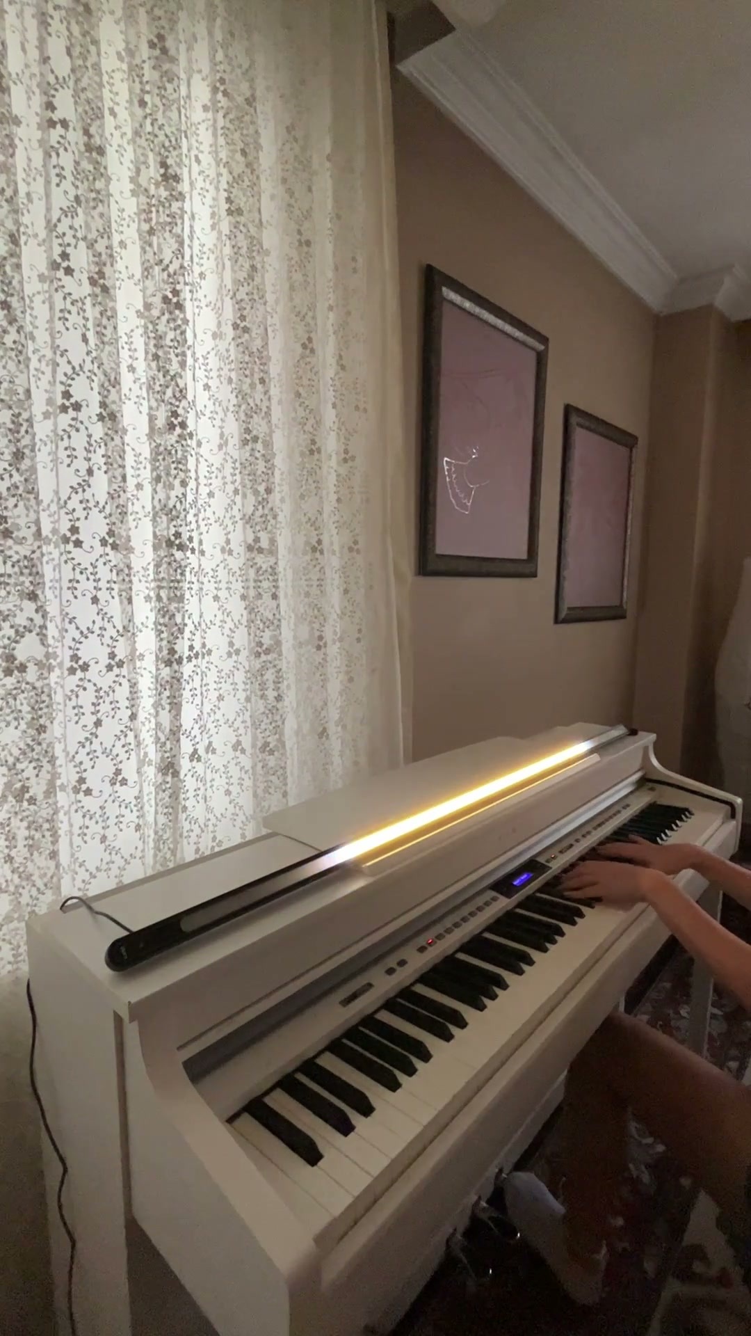 Customer scene: sound-reactive light on a piano